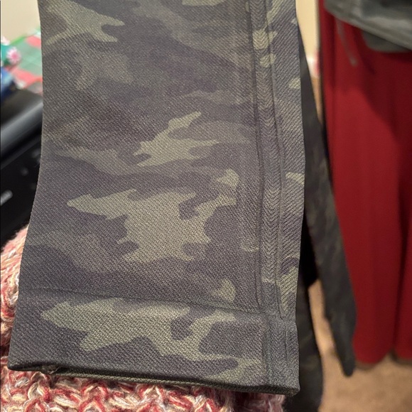 Spanx Look at Me Now Seamless Camo Green Leggings L - Picture 6 of 6